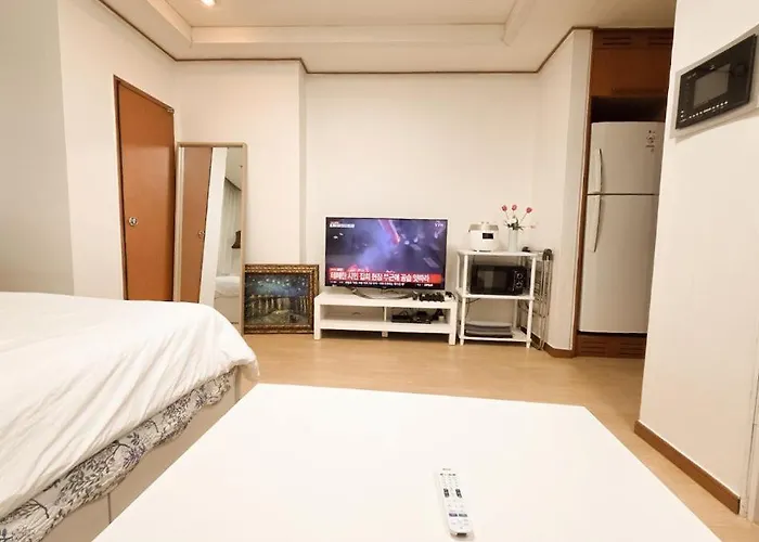 Sinsa Garosu Gil Cozy House